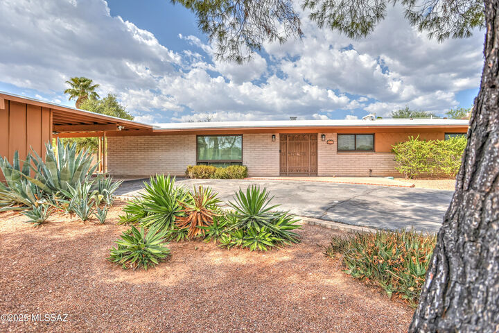 Property Photo: 7431 E Sabino Vista Drive AZ 85750