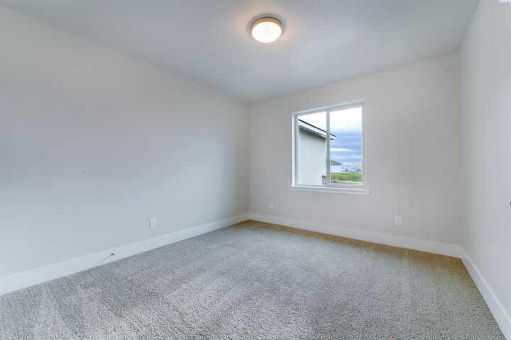 Property Photo: 6150 W 30th Pl WA 99338