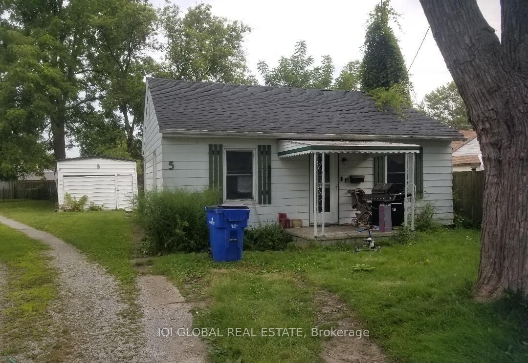 Property Photo:  5 Montgomery Crescent  ON N8A 1P3 