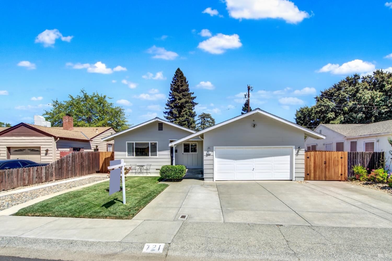 Property Photo: 721 Camellia Way CA 95688