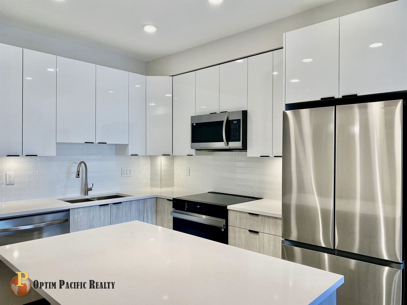 Photo de la propriété:  13458 95 Avenue 4xx  BC V3V 0H1 