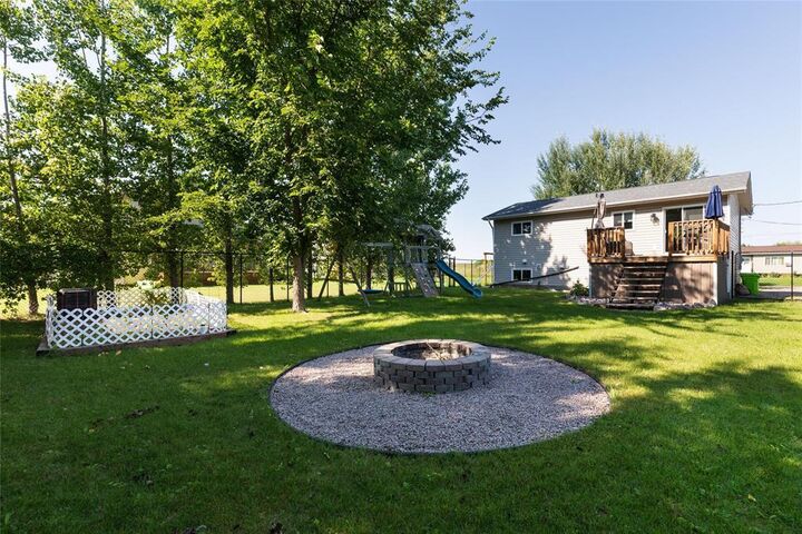 Property Photo: 9 Ridgewood Place MB R5H 1A5