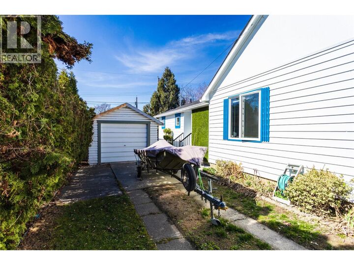 Property Photo: 2422 Richter Street BC V1Y 2P6