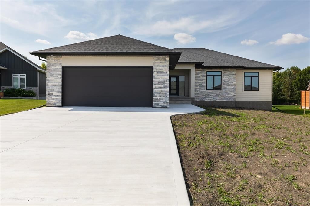 Property Photo: 22 Gold Finch Place MB R0A 0X0