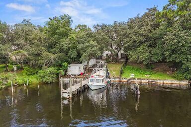 Property Photo: 1725 18th Street FL 32578