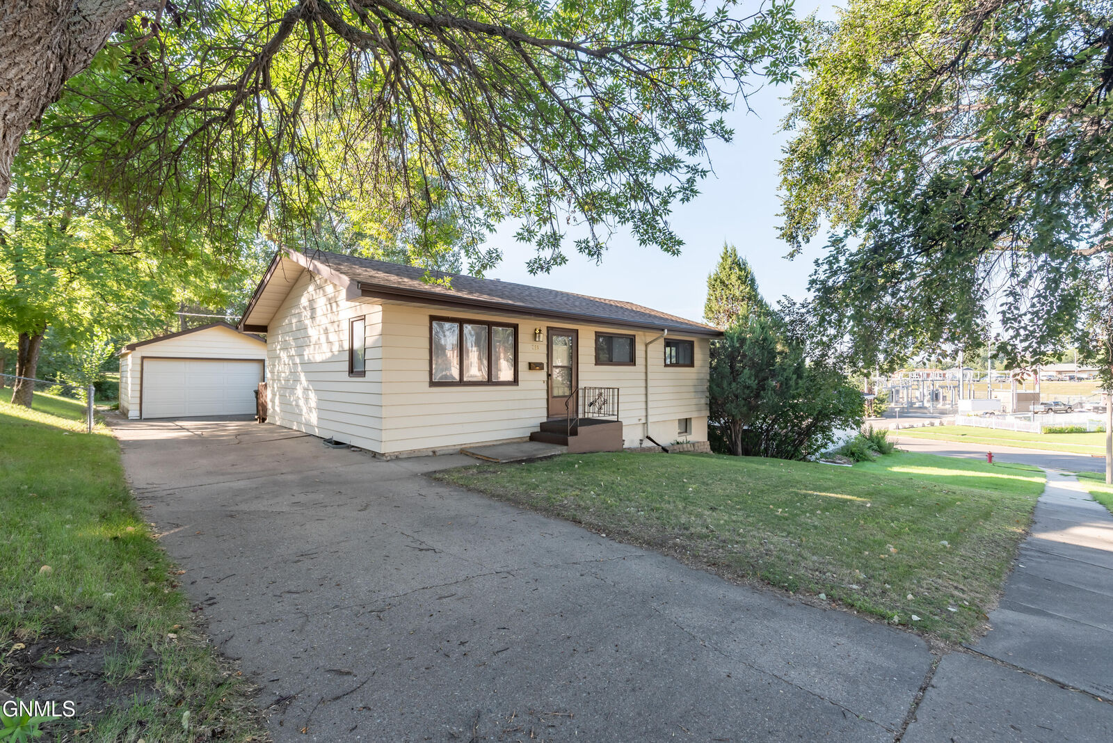 Property Photo: 719 27th Street ND 58501