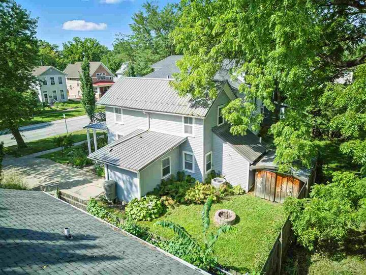 Property Photo: 828 E Market St IA 52245