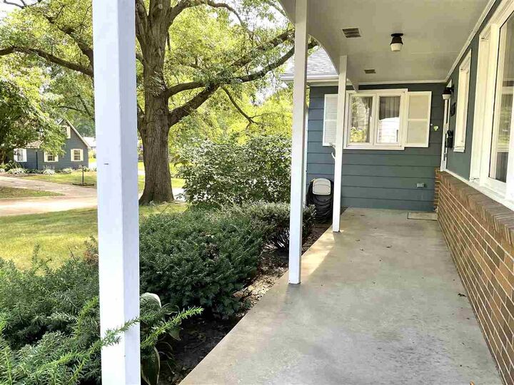 Property Photo: 415 Ridgeview Ave IA 52246