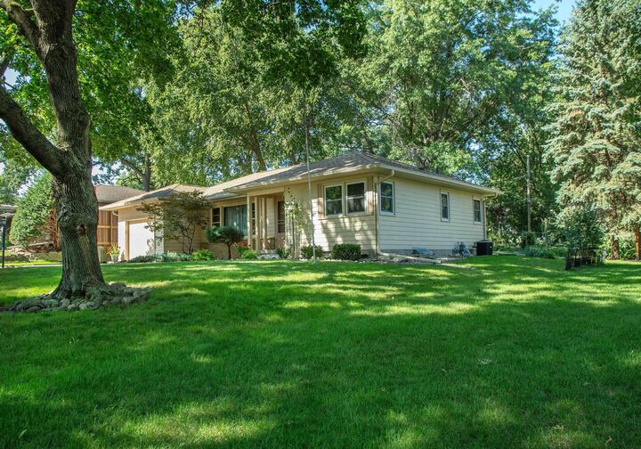 Property Photo:  456 Loma Street  IA 50701 