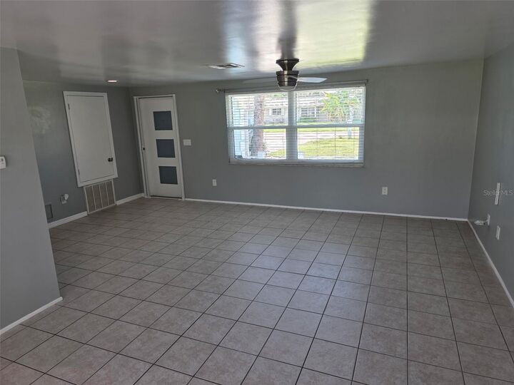 Property Photo: 425 S Venice Boulevard FL 34293