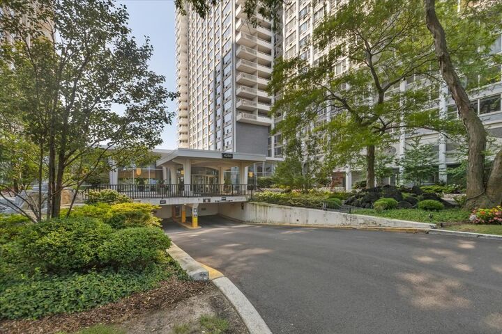 Property Photo: 4250 N Marine Drive 801 IL 60613