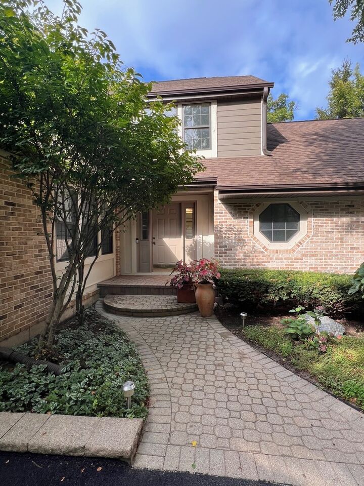 Property Photo:  613 White Oak Lane  IL 60103 