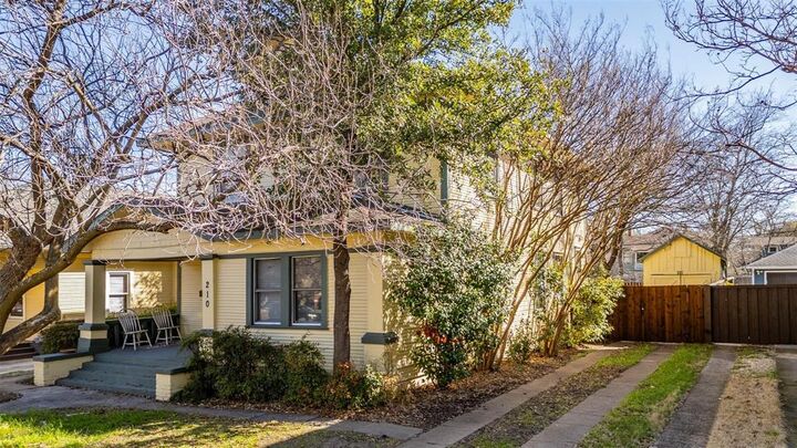 Property Photo: 210 S Rosemont Avenue Unit D TX 75208
