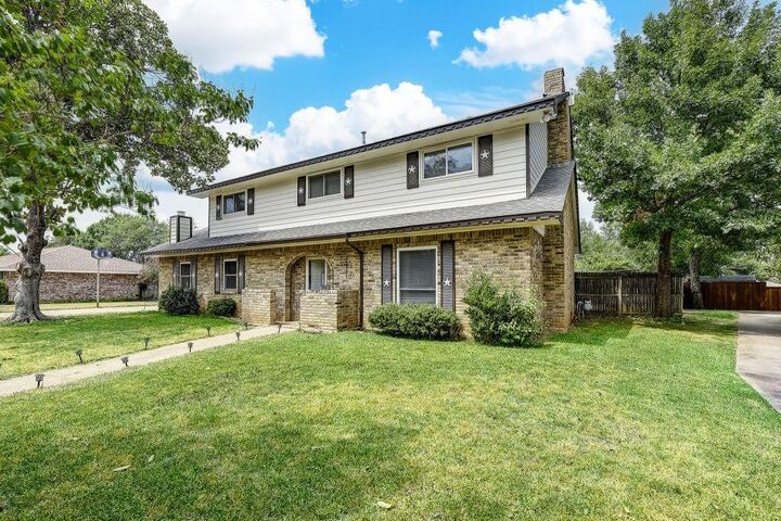 Property Photo:  905 Pinehurst Drive  TX 76012 