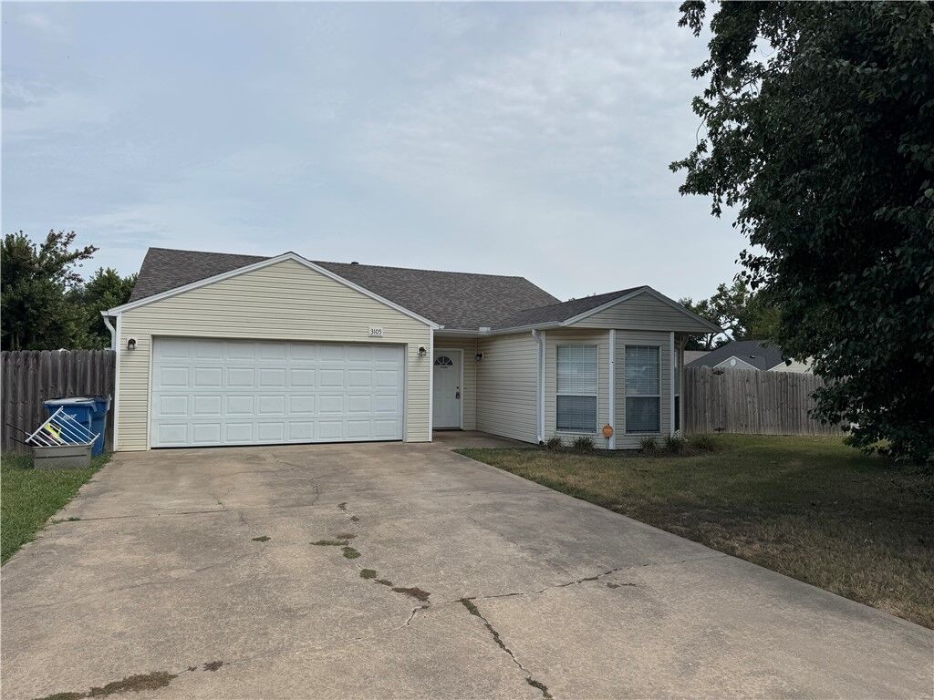 Property Photo:  3105 NE 12th Street  AR 72712 