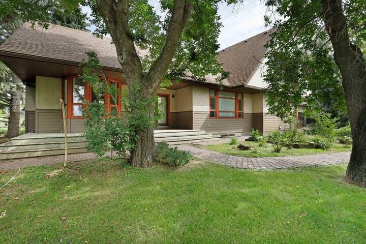 Property Photo:  1024 Cassils Road W  AB T1R 0E2 