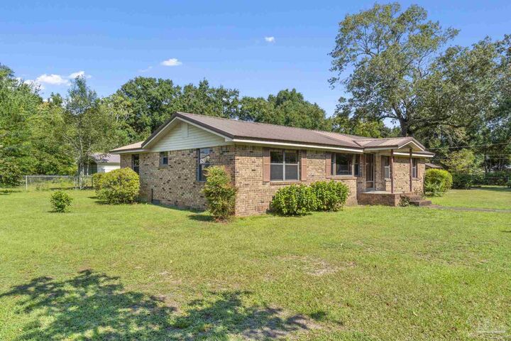 Property Photo: 4285 Seventh Ave FL 32571