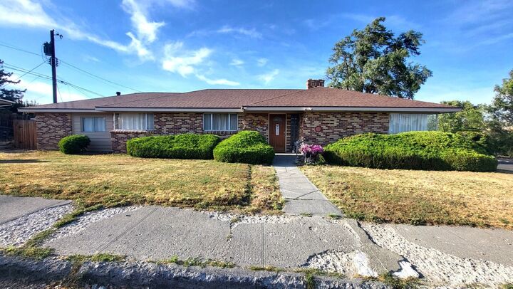 Property Photo: 814 NW 1st Avenue WA 98851
