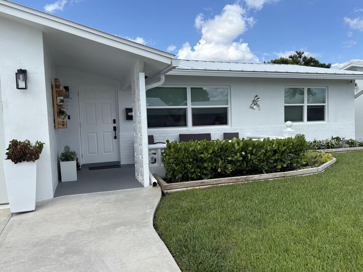Property Photo: 1001 SW 6th Avenue FL 33426