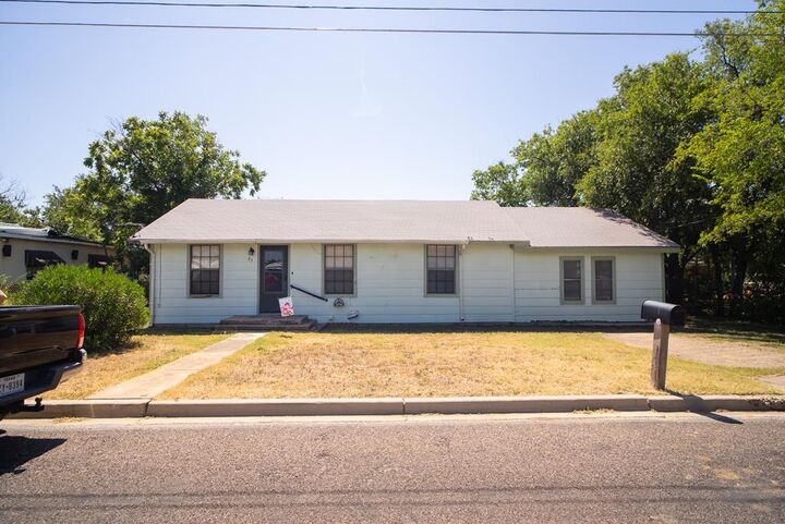 83 E 20th St  San Angelo TX 76903 photo