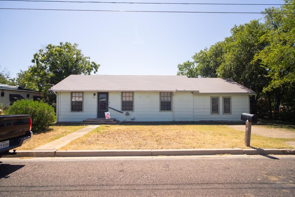 Property Photo: 83 E 20th St TX 76903