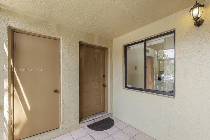 Property Photo: 301 Lakeview Dr 102 FL 33326