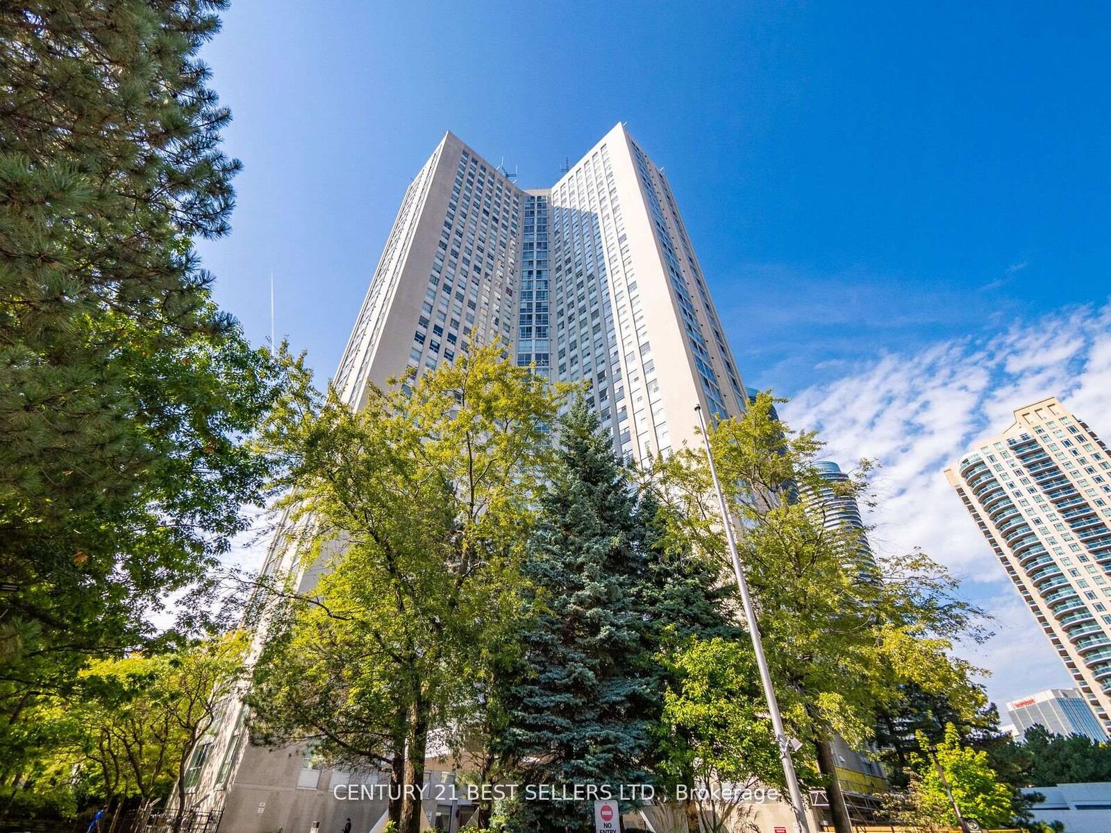 Property Photo: 3650 Kaneff Crescent 601 ON L5A 4A1