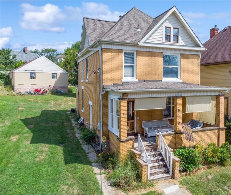 Property Photo:  726 Grant Ave  PA 15642 