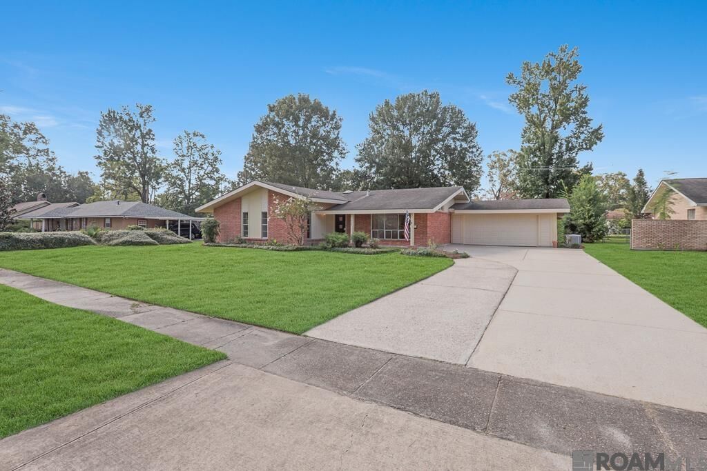 Property Photo: 11930 Parkwood Dr LA 70815