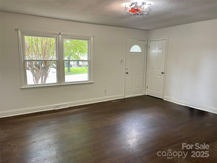 Property Photo: 2301 Kennesaw Drive NC 28216