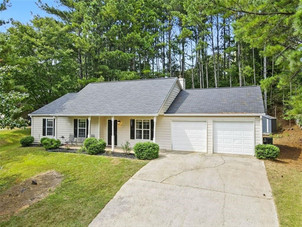 Property Photo: 502 E Lake Court GA 30188