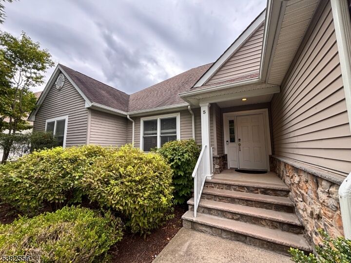 Property Photo:  5 Little Tarn Ct  NJ 07419 