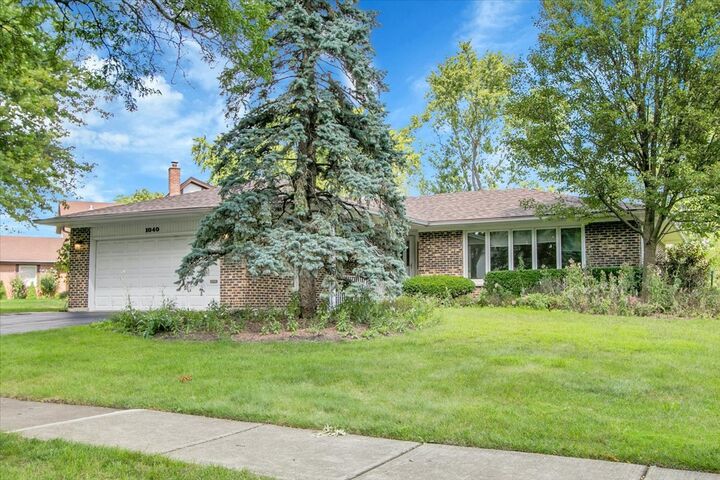 Property Photo:  1040 E Grissom Drive  IL 60074 
