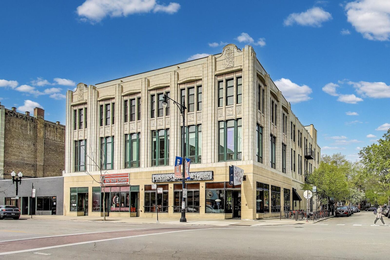 Property Photo: 1215 W Gunnison Street 205 IL 60640