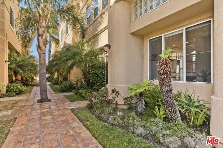 Property Photo:  1630 E Palm Avenue 5  CA 90245 