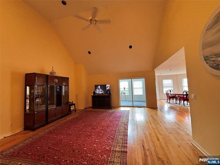 Property Photo: 5 Little Tarn Court NJ 07419