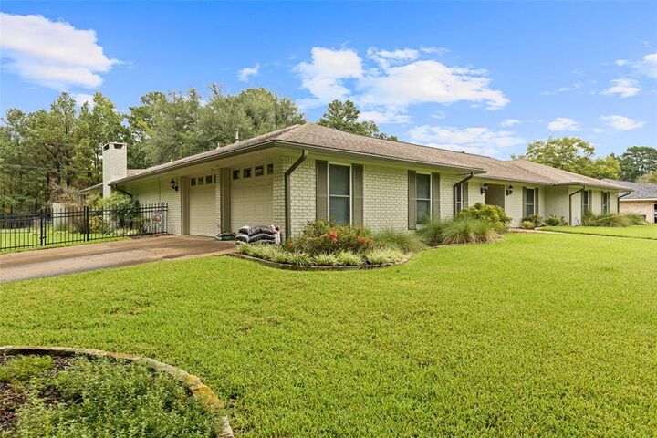 Property Photo: 1610 Pinecrest Drive TX 75644