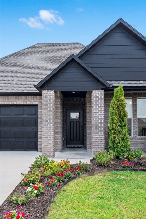 Property Photo: 401 W Taverner Xing AR 72730