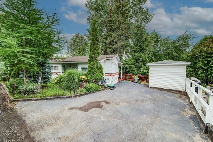691 Oak Crescent — photo 1