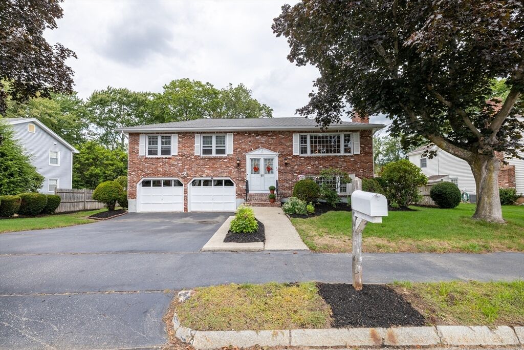 Property Photo:  32 Benton Cir  MA 01867 