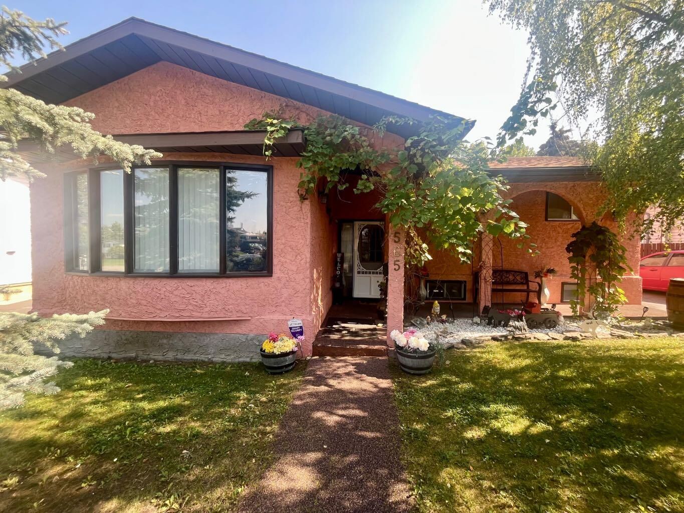 Property Photo:  565 Mountain Street  AB T7V 1J6 