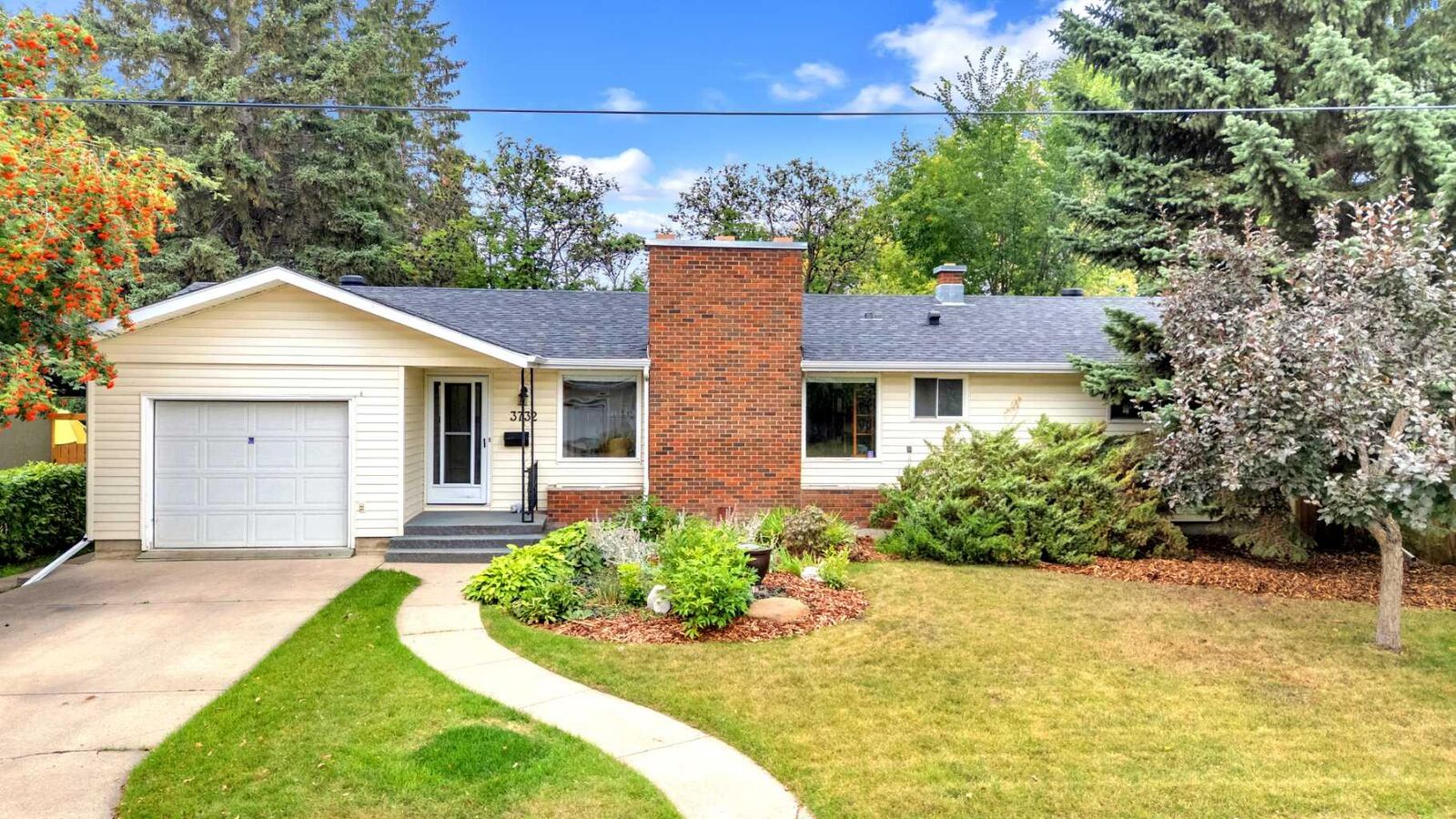 Property Photo: 3732 43A Avenue AB T4N 3G3