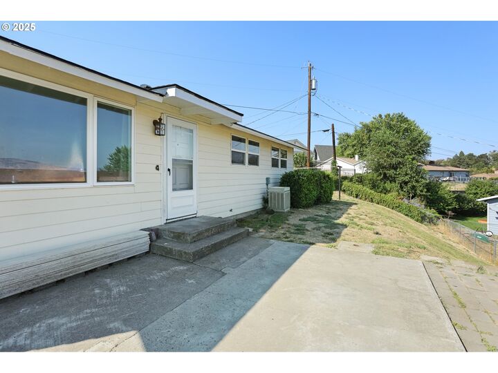 Property Photo: 1705 Nevada St OR 97058
