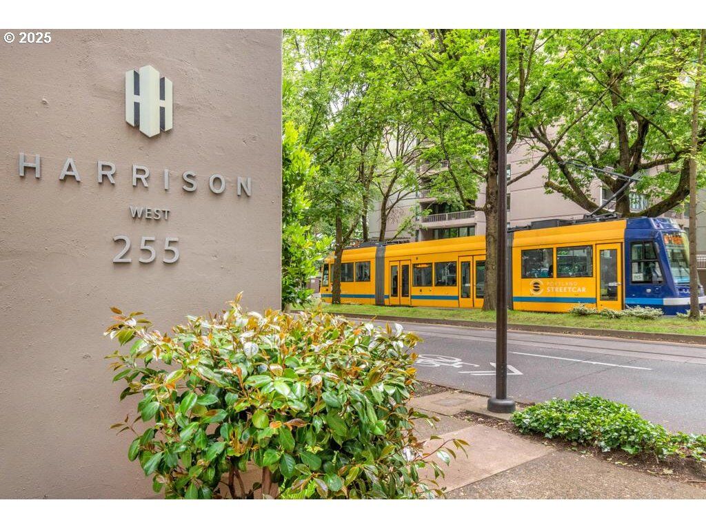 Property Photo: 255 SW Harrison St 17H OR 97201