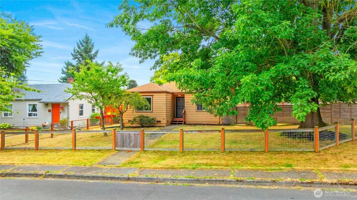 Property Photo:  3004  18th Street  WA 98201 