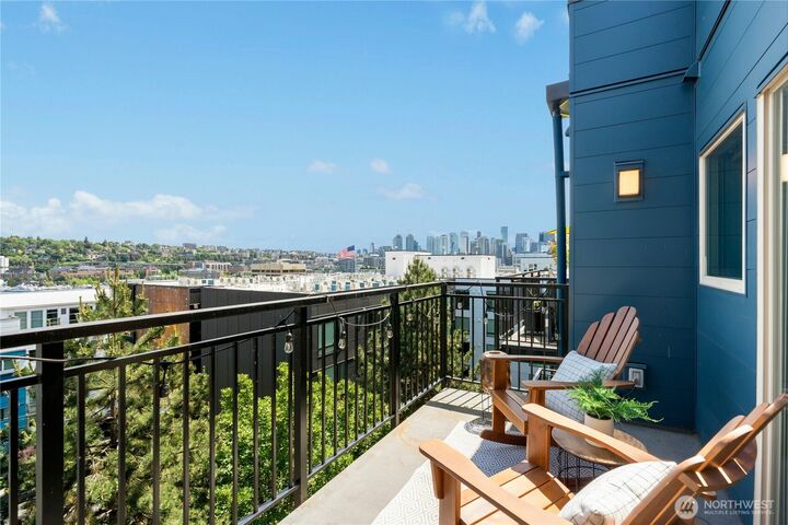Property Photo:  701  Galer Street 808  WA 98109 