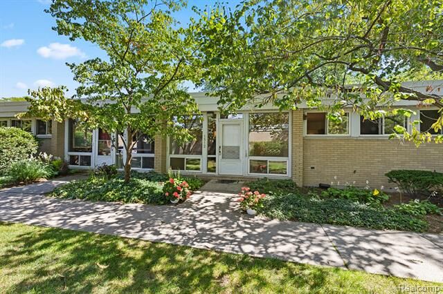 Property Photo:  1512 Chateaufort Place  MI 48207 