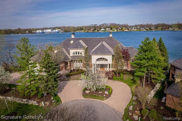 Property Photo:  82 Chateaux Du Lac  MI 48430 