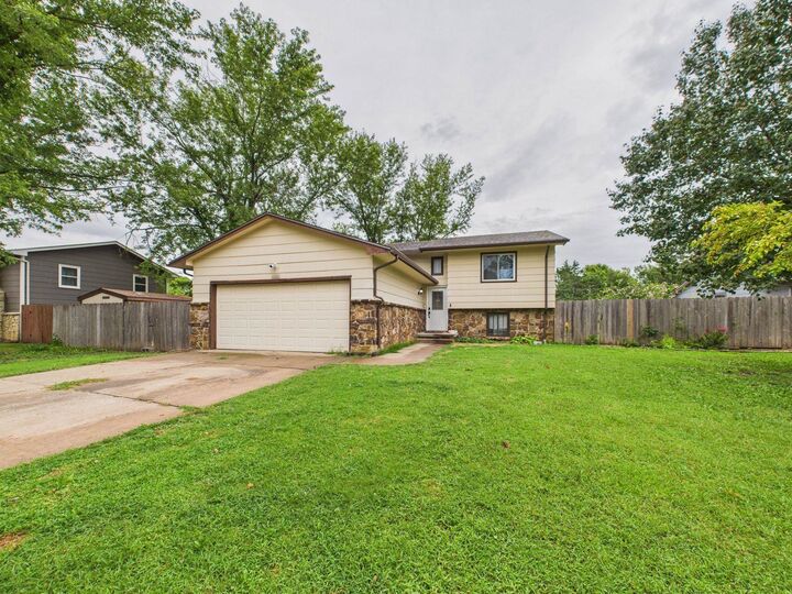 Photo de la propriété:  328 Driftwood Ct  KS 67133 