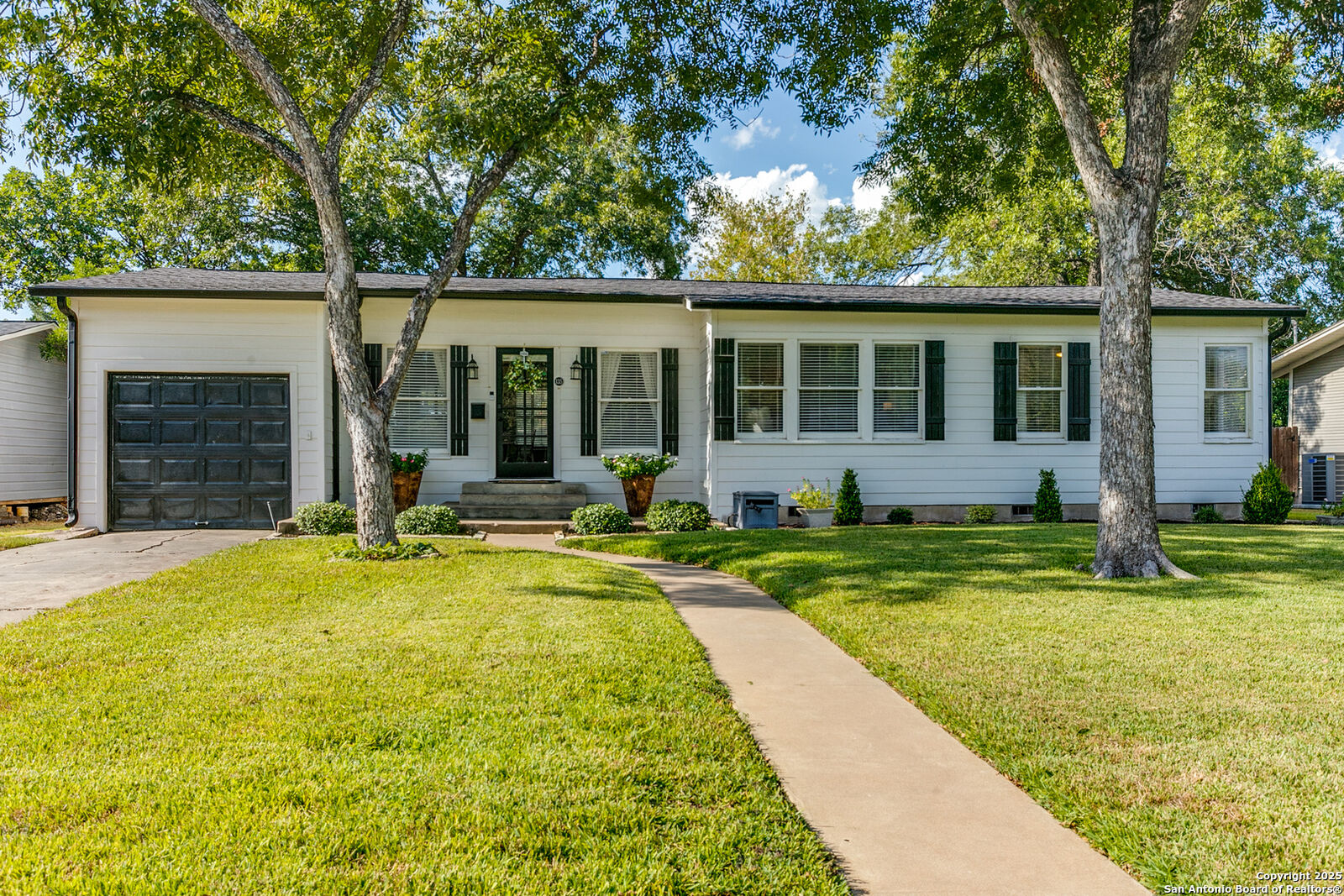 Property Photo: 135 Devonshire TX 78209